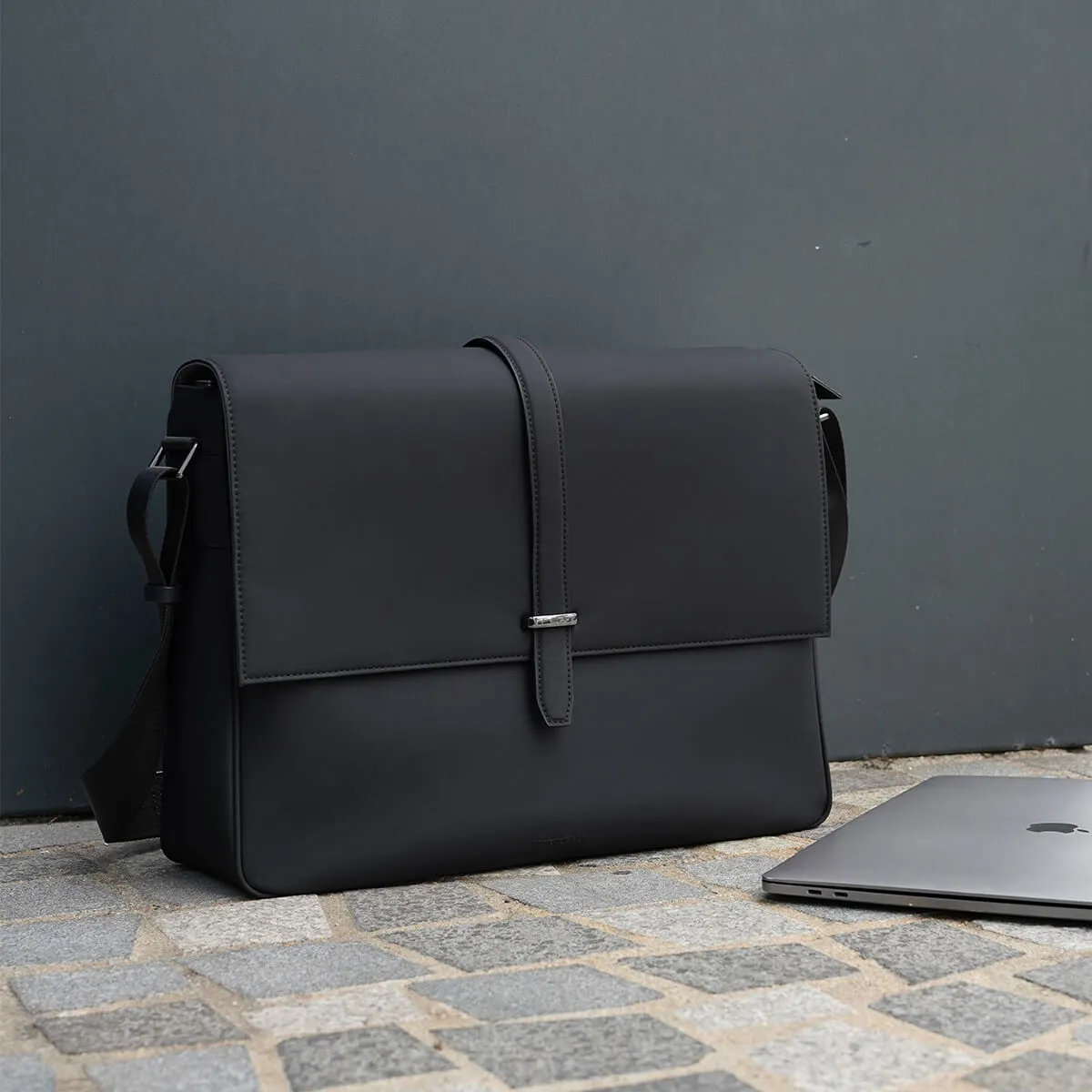 Helix Waterproof Laptop Messenger