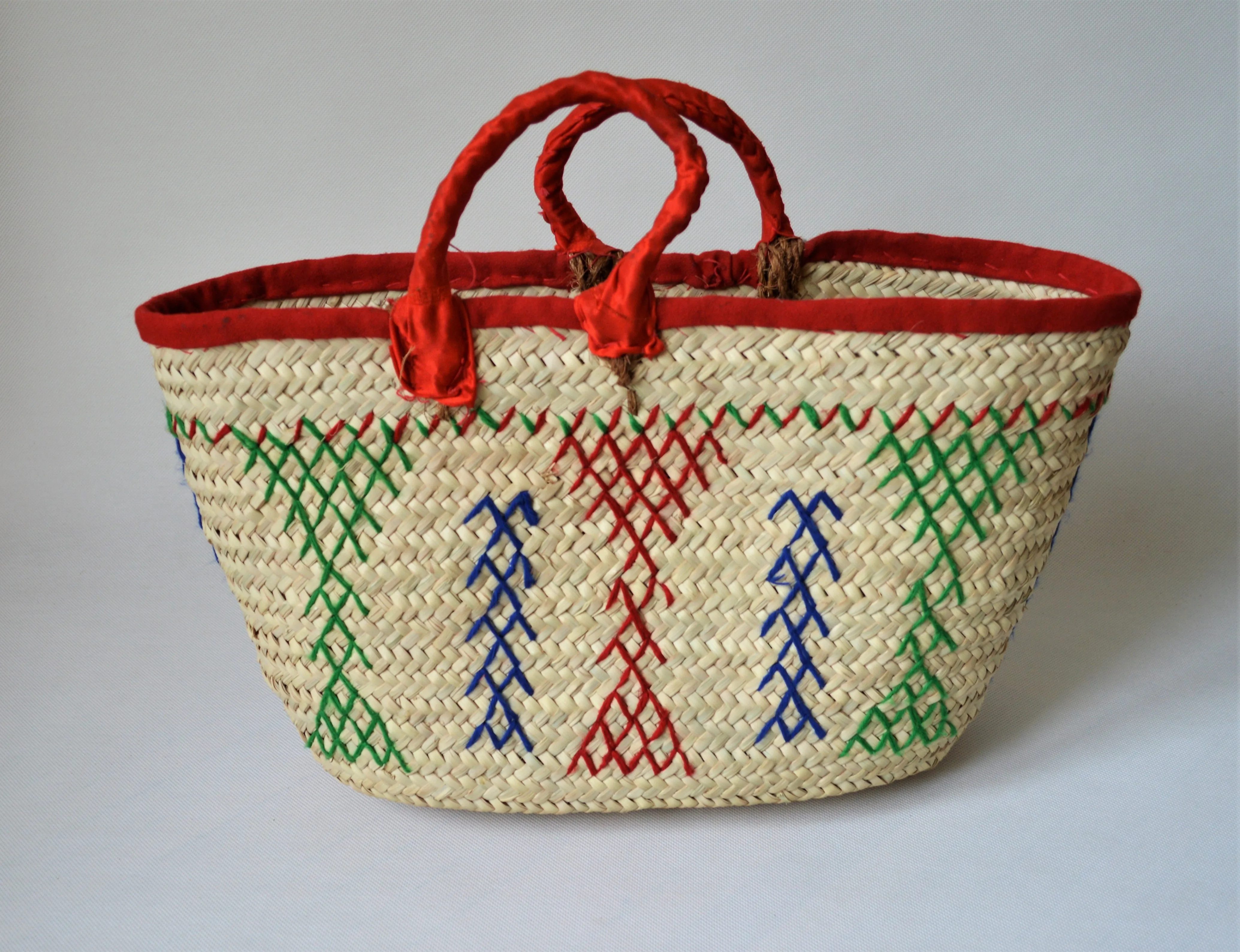 Rectangle basket bag with traditional decoration